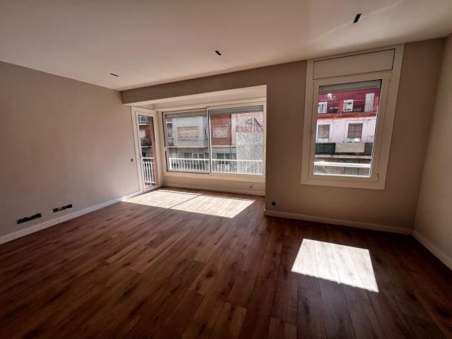 Piso en venta en Manresa, Poble Nou. PISO REFORNADO EN CALLE BARCELONA. Pisos.