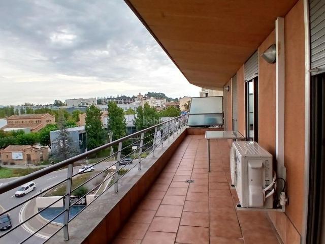 Piso en venta en Manresa, Poble Nou. VIVE DONDE TODO SUCEDE LAS BASES DE MANRESA, CON GARAJE Y UN BALCÓN QUE MARCA LA DIFERENCIA. Pisos.