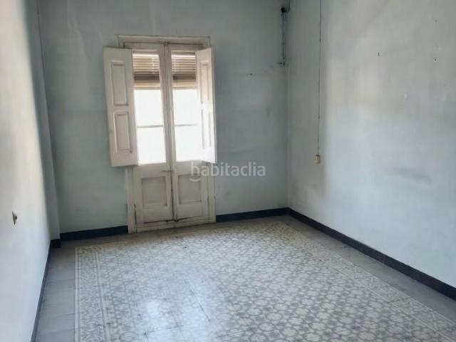 Piso en venta en Manresa, Plaça Catalunya. Oportunidad Única para Inversores en Manresa! Joya Modernista con Gran Potencial. Pisos.