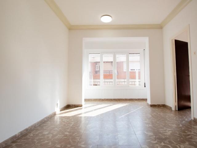 Piso en venta en Manresa, Plaça Catalunya. AmAmpli pis reformat amb 3 habitacions, ascensor i traster. Pisos.