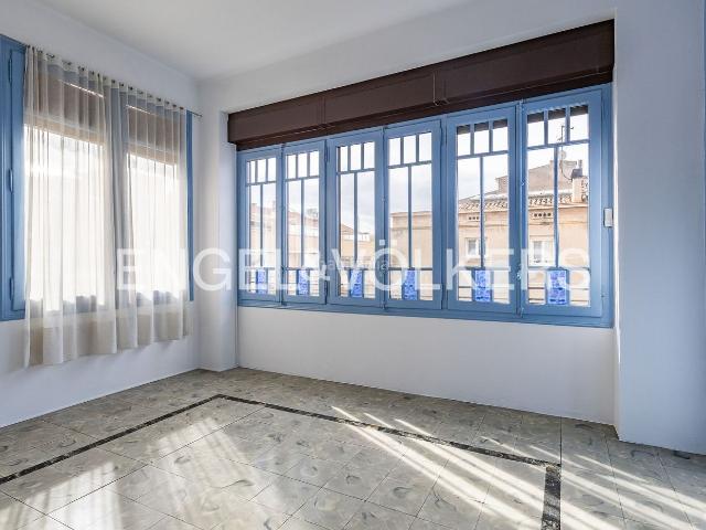 Piso en venta en Manresa, Plaça Catalunya. Amplio y luminoso piso en edificio histórico de Manresa. Pisos.