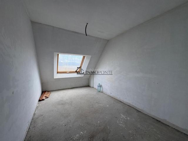 Piso en venta en Marín. Oportunidad única! Se vende ático en quinta planta, muy luminoso, ideal para quienes desean personalizar su vivienda. El piso se e. Pisos.