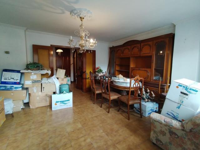Piso en venta en Marín. Se vende piso en Marín, Edificio en la calle Concepción Arenal que aunque necesita reformas, esta muy bien distribuído y ofrece mu. Pisos.