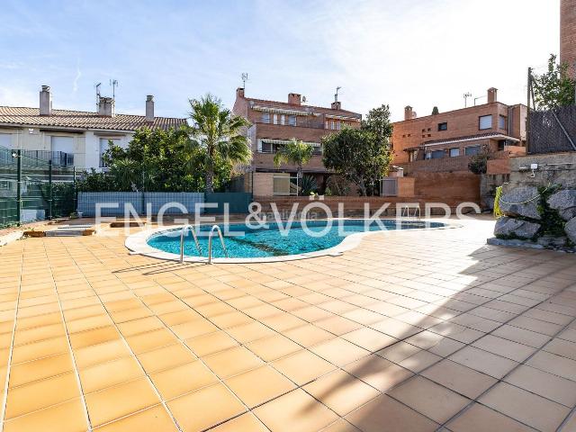 Piso en venta en Mataró, Vista Alegre. Expectacular duplex con terraza de 80 metros y piscina comunitaria. Pisos.