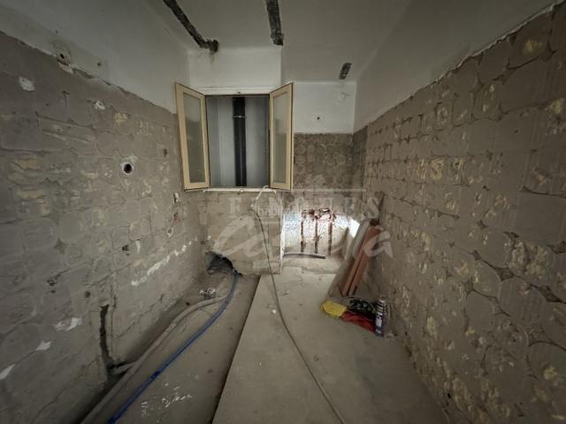 Piso en venta en Mataró, Centre. Quieres crear tu propio hogar en el corazón de Mataró? Esta es una oportunidad única para transformar un piso completamente para r. Pisos.