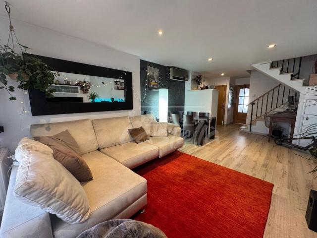 Piso en venta en Mataró, Centre. Bienvenidos futuros propietarios al hogar de sus sueños en el corazón de Mataró, en la zona del Centre! Les presentamos esta espe. Pisos.