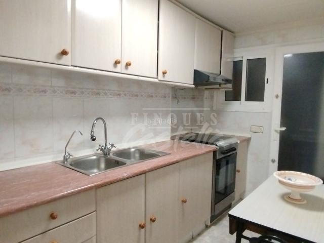 Piso en venta en Mataró, Centre. EN EXCLUSIVA.Amplio piso con gran potencial en el centro de Mataró, junto a la estaciónBuscas un pis per diseñarlo a tu gusto ? E. Pisos.