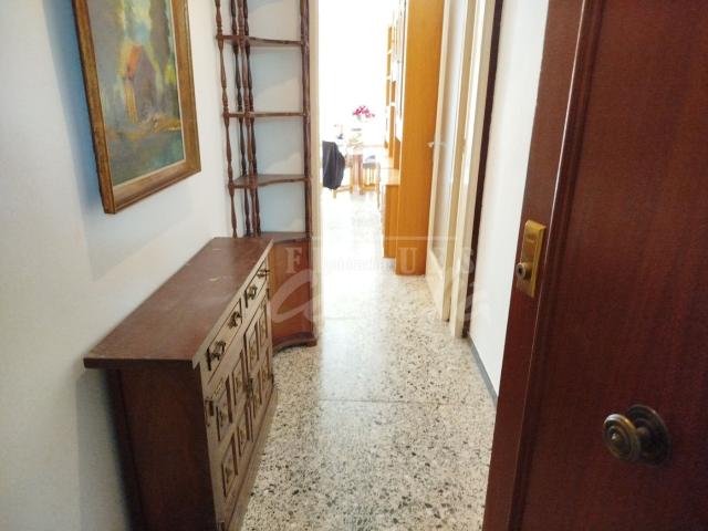 Piso en venta en Mataró, Centre. EN EXCLUSIVA.Amplio piso con gran potencial en el centro de Mataró, junto a la estaciónBuscas un pis per diseñarlo a tu gusto ? E. Pisos.
