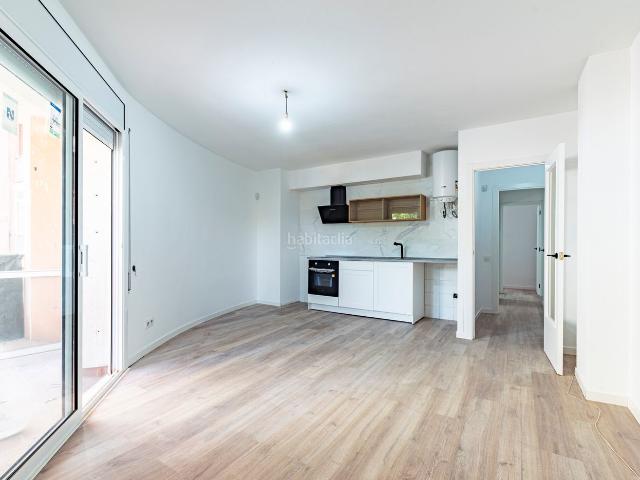 Piso en venta en Mataró, Cerdanyola Nord. ? Luminoso piso con espectacular terraza de 18 m² y vistas despejadas a la montaña Presentamos esta magnífica vivienda totalment. Pisos.
