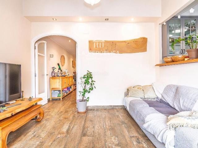 Piso en venta en Mataró, Cerdanyola Nord. Piso reformado con mucho encanto. Pisos.