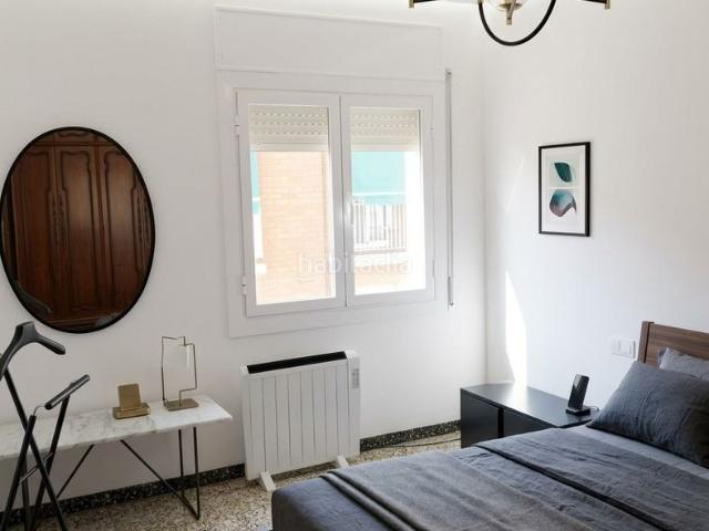 Piso en venta en Mataró, Cerdanyola Sud. Vivenda esquinera con vistas despejadas y mucho sol. Pisos.
