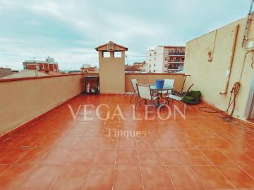 Ático en venta en Mataró, Cerdanyola Sud. con TERRAZA, chimenea y trastero, lista para entrar a vivir. Áticos.