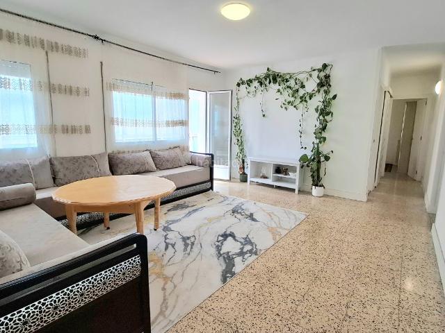 Piso en venta en Mataró, Cerdanyola Sud. Luminoso Piso de 85 m² semireformado con balcón en Mataró. Pisos.