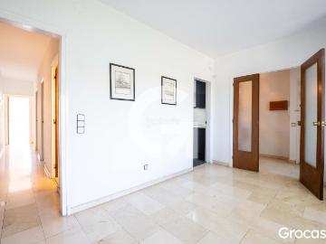 Piso en venta en Mataró, Cerdanyola Sud. Piso de 4 habitaciones, dos baños, dos balcones. Pisos.