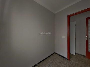 Piso en venta en Mataró, Cerdanyola Sud. Piso en Mataró centro para reformar Sin comisión de agencia. Pisos.