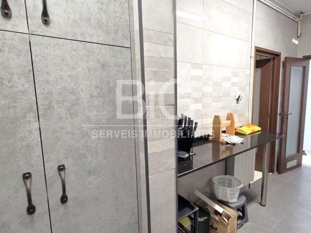 Piso en venta en Mataró, Els Molins. El hogar que tu familia merece en Els Molins Mataró! Amplia planta baja de 4 habitaciones y despacho. Pisos.