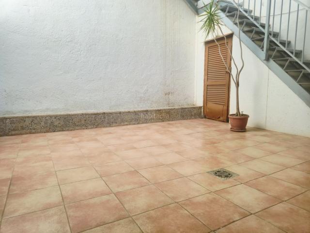 Piso en venta en Mataró, La Llàntia. Planta baja con gran patio privado y enorme potencial. Pisos.