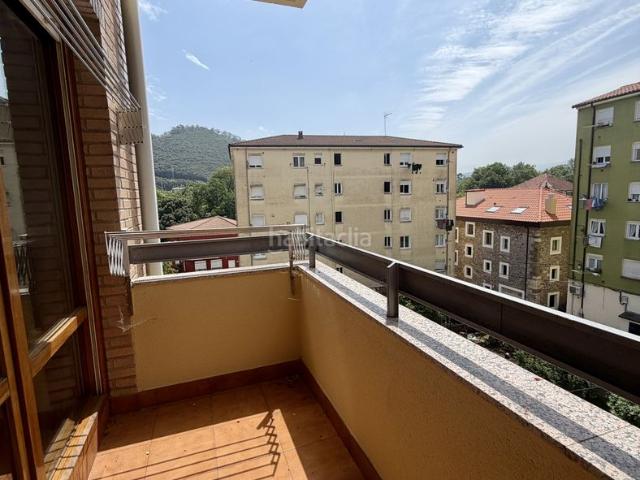 Piso en venta en Medio Cudeyo, Solares Valdecilla. Amplio apartamento con vistas despejadas en el centro de Solares. Pisos Medio.