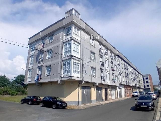 Piso en venta en Melide. Piso de 3 dormitorios y 2 baños en Melide, en edificio con ascensor. Pisos.