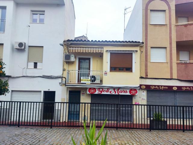 Piso en venta en Mengíbar. Se vende piso en zona céntrica y con grandes terrazas. Pisos.