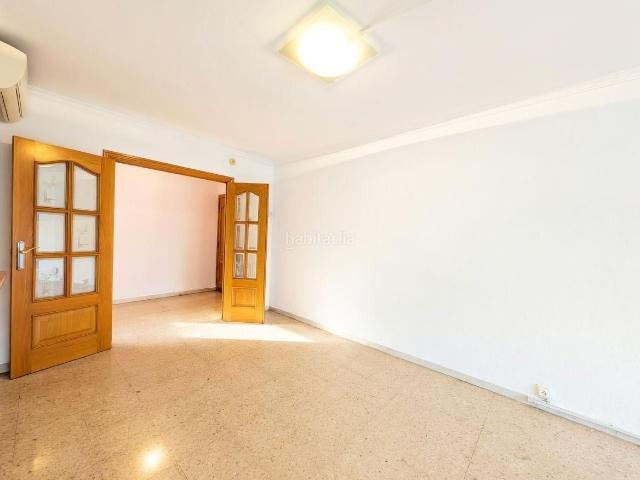 Piso en venta en Molins de Rei. Exclusivo piso exterior con 4 habitaciones, calefacción y parking opcional en Plaza de la Báscula. Pisos Molins de.