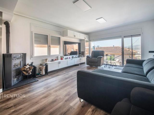 Piso en venta en Molins de Rei. Moderno piso reformado con terraza, garaje y luz natural en Molins de Rei. Pisos Molins de.