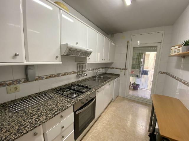 Piso en venta en Mollerussa. Amplio piso de 3 habitaciones con balcón. Pisos.