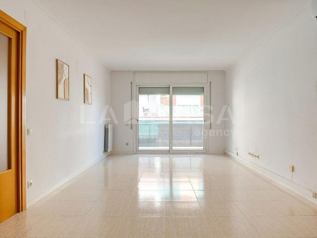 Piso en venta en Mollet del Vallès, Centre. Piso de 109 m2 con 3 habitaciones, 2 baños y balcón en el centro de Mollet del VallèsUna vivienda amplia, cómoda y lista para entr. Pisos Mollet del.