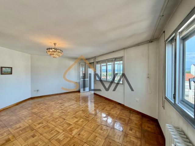 Piso en venta en Monforte de Lemos. INMOBILIARIA SILVA PRESENTA Magnífico PISO DE APROXIMADAMENTE 125 m² CONSTRUIDOS situado en la CALLE ROBERTO BAAMONDE. Pisos Monforte de.
