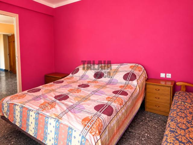 Piso en venta en Monserrat. Vivienda de 3 habitaciones con dos amplios balcones en Avenida Blasco Ibáñez, Monserrat. Pisos.
