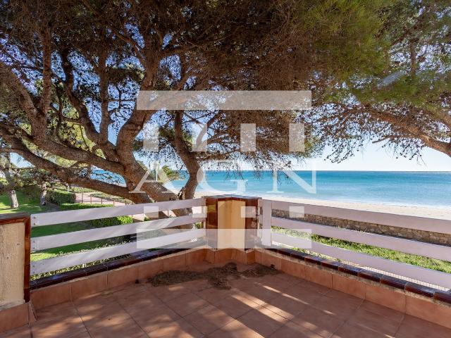 Piso en venta en Mont roig del Camp, Platja de Mont roig Costa Dorada. impresionante apartamento, primera línea de playa. CON LICENCIA TURISTICA. Pisos Mont roig del.