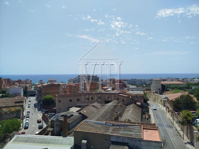 Piso en venta en Montgat. Fantastico piso de 4hbs, balcon, ascensor con vitas a mar y montaña. Pisos.