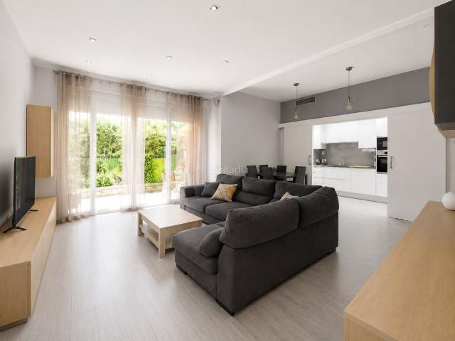 Piso en venta en Montgat. ¡OPORTUNIDAD ÚNICA EN LA COSTA! IMPRESIONANTE PISO DE 3 HABITACIONES CON JARDÍN Y PISCINA A 5 MINUTOS DE LA PLAYA. Pisos.