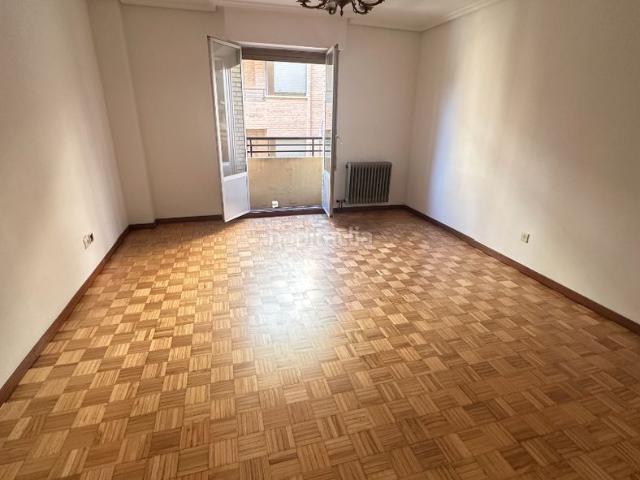 Piso en venta en Nájera. OPORTUNIDAD EN NAJERA, VIVIENDA EN EL CENTRO DE NÁJERA, MARAVILLOSA UBICACIÓN, CON AMPLIO SALÓN CON BALCÓN, 3 DORMITORIOS, COCINA. Pisos.
