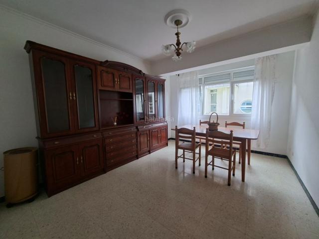 Piso en venta en Narón, Piñeiros Freixeiro. Amplio piso de 3 dormitorios con trastero de 9 m², baño reformado y ventanas PVC Piñeiros Narón. Pisos.