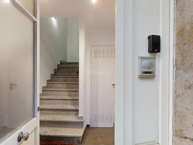 Piso en venta en Noia. Piso reformado con balcón y uso actual como vivienda turística en Noia. Pisos.