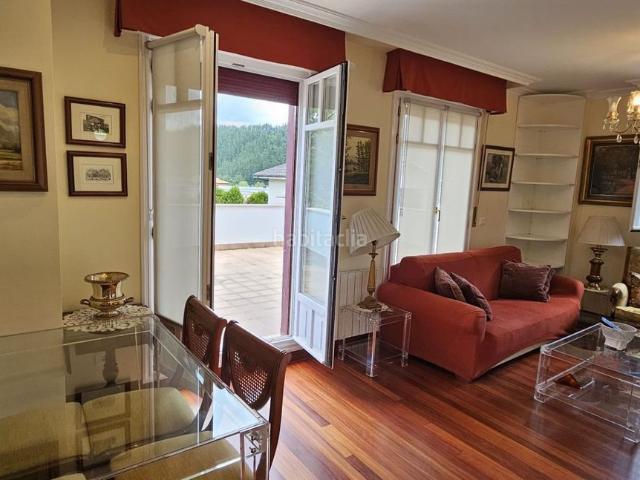 Piso en venta en Okondo. Piso en venta en Okondo con gran terraza, dos plazas de garaje y vistas despejadas. Pisos.