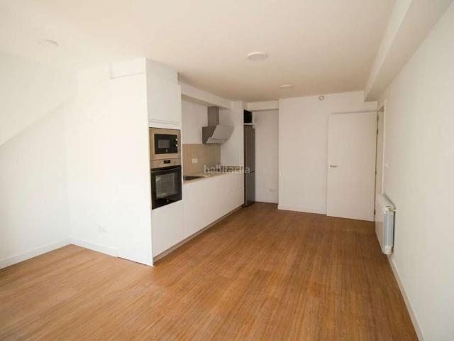 Piso en venta en Oleiros, Perillo. Estrena este funcional apartamento de 52 m útiles, donde el diseño cobra protagonismo. La joya de la vivienda es su espectacular c. Pisos.