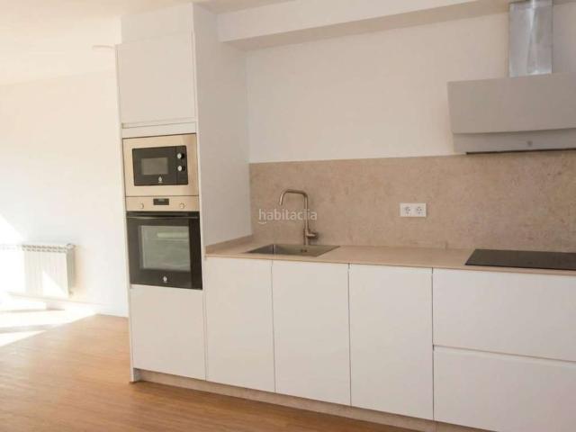 Piso en venta en Oleiros, Perillo. Estrena este funcional apartamento de 52 m útiles, donde el diseño cobra protagonismo. La joya de la vivienda es su espectacular c. Pisos.