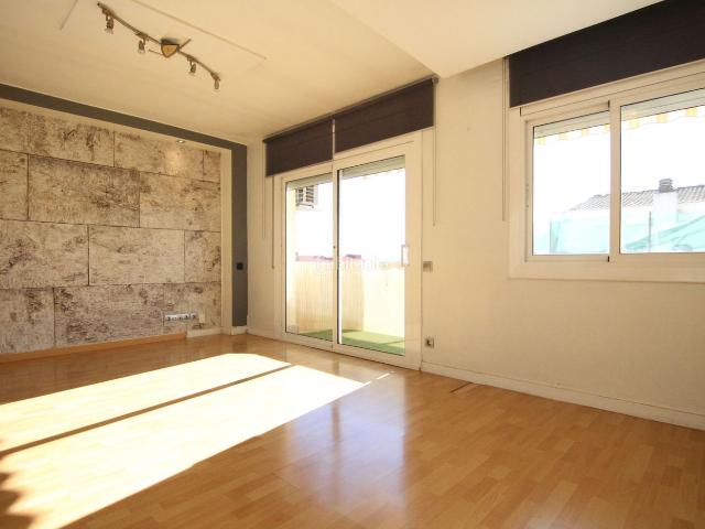 Piso en venta en Olesa de Montserrat. Luminoso piso de 3 habitaciones en zona céntrica junto al Bon Preu. Pisos Olesa de.