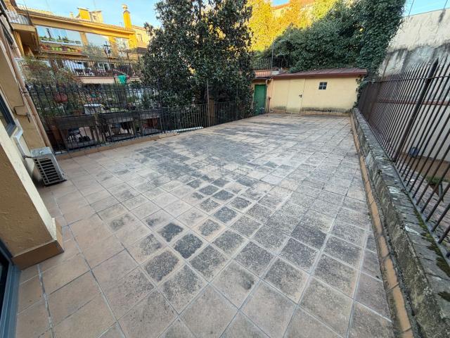 Piso en venta en Olot. PIS AMB ÀMPLIA TERRASSA AL CENTRE D'OLOT. Pisos.