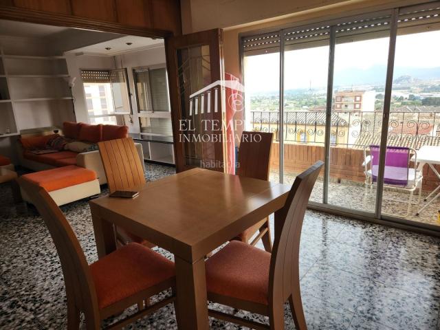 Piso en venta en Onil. Espacioso y luminoso piso junto a la Avenida de la Constitución, a la altura del polideportivo de Onil. Pisos.