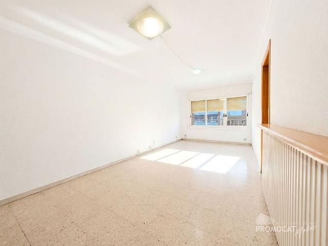 Piso en venta en avenida De Barcelona, Molins de Rei, de 86 m² 4 habitaciones por 295.000