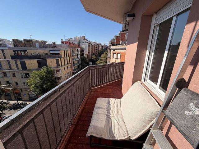 Piso en venta en avenida De la Mare de Déu de Montserrat, Barcelona, de 66 m² 3 habitaciones por 360.000