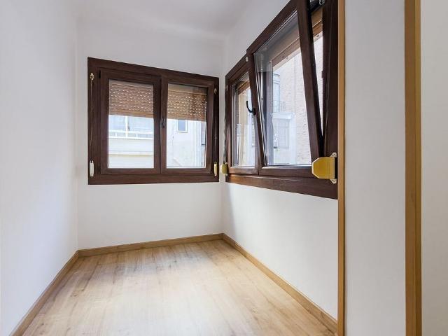 Piso en venta en avenida De la Mare de Déu de Montserrat, Barcelona, de 69 m² 3 habitaciones por 369.000
