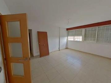 Piso en venta en avenida De la Mare de Déu de Montserrat, Barcelona, de 78 m² 4 habitaciones por 245.000
