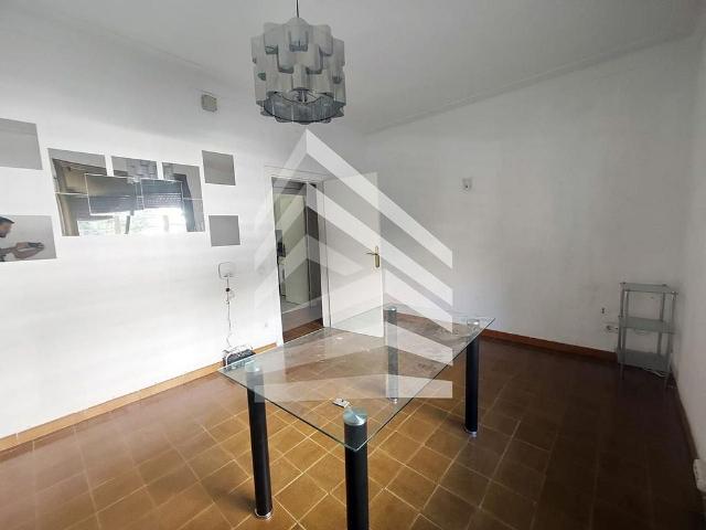 Piso en venta en avenida De la Mare de Déu de Montserrat, Barcelona, de 80 m² 4 habitaciones por 257.000