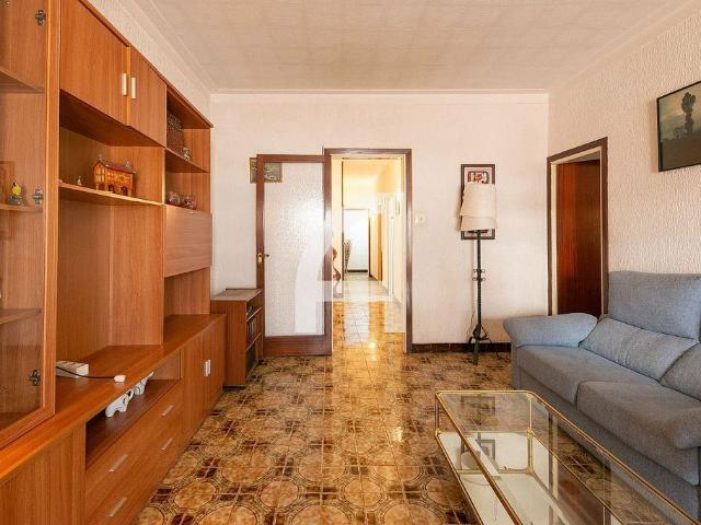 Piso en venta en avenida De la Mare de Déu de Montserrat, Barcelona, de 85 m² 4 habitaciones por 425.000