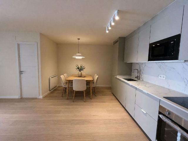 Piso en venta en avenida De la Primavera, Cerdanyola del Vallès, de 112 m² 4 habitaciones por 369.000
