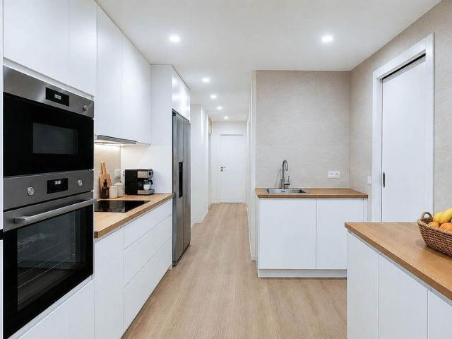 Piso en venta en avenida De la Riera de Cassoles, Barcelona, de 80 m² 3 habitaciones por 570.000